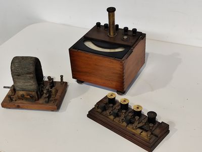 une petite boîte en bois sur laquelle est posée une radio