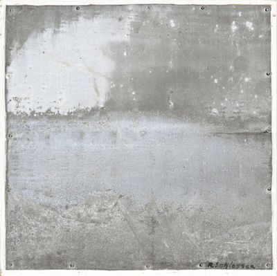 une photo en noir et blanc d'un mur en béton avec une borne d'incendie rouge