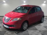 la photo d'une voiture rouge garée dans un garage