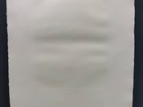 une feuille de papier blanche accrochée à un mur noir