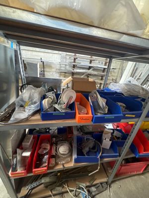 une étagère métallique remplie d'objets divers dans une pièce