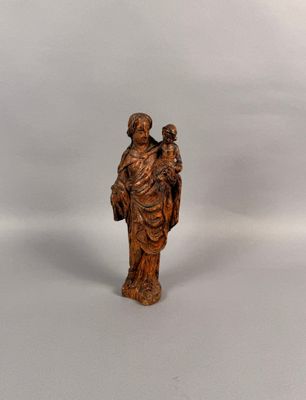 l'image d'une statue représentant une femme tenant un enfant dans ses bras