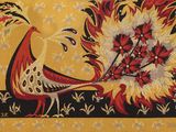un tapis jaune et rouge orné d'un oiseau et de fleurs