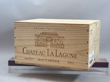 une boîte en bois sur laquelle est apposée une étiquette de vin