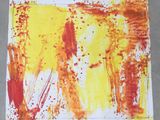 une photo d'une œuvre d'art posée sur une table