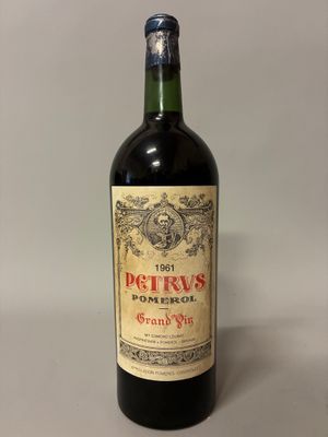 une vieille bouteille de vin posée sur une table