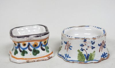 deux petites tasses posées l'une à côté de l'autre sur une table