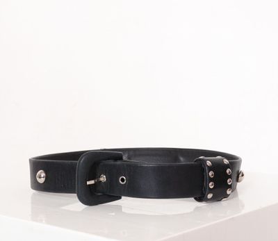 CHANTAL THOMASS, Paris. Ceinture en cuir noir cloutée.