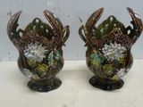 deux vases posés sur une table