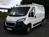 une camionnette blanche garée dans un parking