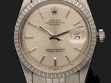 une photo d'une montre Rolex posée sur une table, sur fond noir