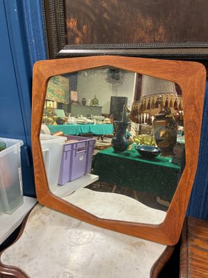un miroir posé sur une table à côté d'une chaise