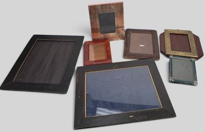 a lot of picture frames that are sitting on a table