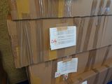 une pile de cartons posée sur un sol bleu