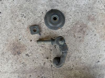 un gros plan d'un objet métallique posé sur une surface en béton