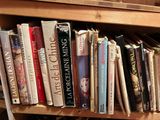 de nombreux livres rangés sur une étagère en bois