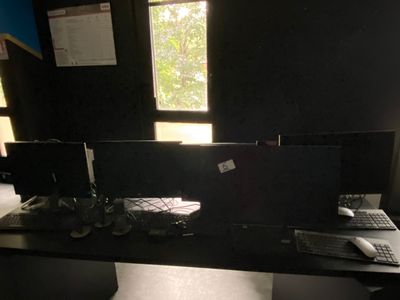 un bureau d'ordinateur équipé de deux écrans et d'un clavier