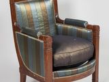 une image d'une chaise avec un siège rembourré à rayures
