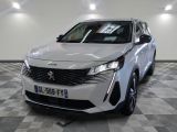 la voiture blanche est garée sur un sol en damier dans le garage