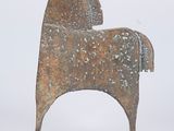 statue d'un cheval posée sur un socle, sur fond blanc