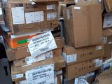de nombreux cartons empilés dans un magasin