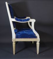 Fauteuil à manchettes, à dossier droit, garniture capitonnée… (photo 2)