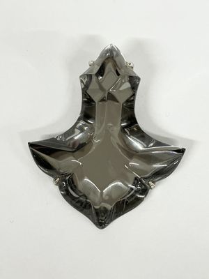BACCARAT : PENDENTIF en cristal en forme de fleur de lys.