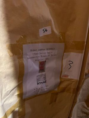 une photo d'une boîte en carton sur laquelle est accrochée une pancarte