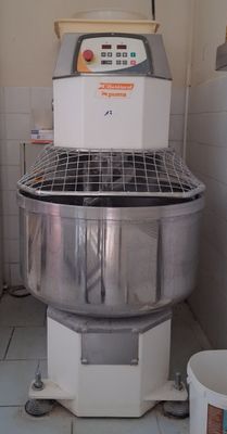 une machine qui se trouve dans le coin d'une pièce