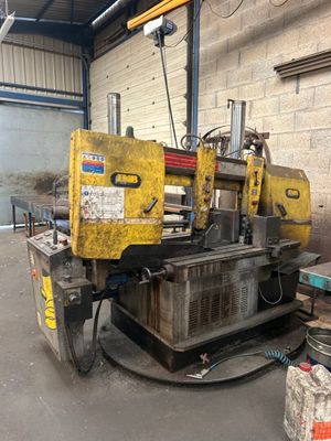 une grande machine installée dans un bâtiment