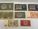 Plusieurs types de billets de banque sont exposés sur une table