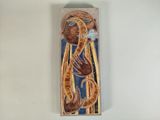 tableau représentant une femme tenant une croix, accroché au mur