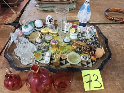 un plateau avec de nombreux objets en verre posés sur la table