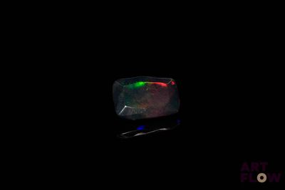 un oplite dans l'obscurité, éclairé par une lumière verte