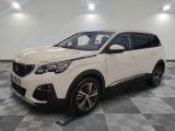 un 4x4 blanc garé dans une pièce au sol en damier