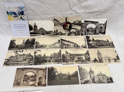 un lot de vieilles cartes postales sur une table