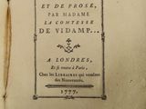 un livre avec un titre posé sur une table