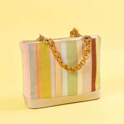sac fourre-tout à rayures multicolores avec des anses en chaîne dorée