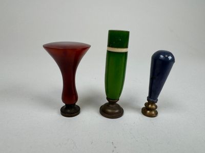 Trois sceaux à cacheter en bakélite polychrome, les matrices… - Photo 1