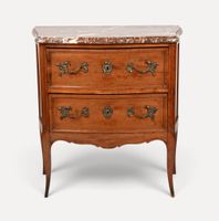 Petite commode sauteuse en acajou ouvrant par deux tiroirs, …