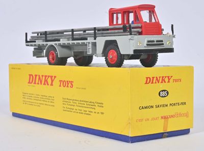 un camion jouet posé sur une boîte