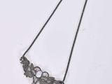 une image représentant un long collier orné d'un motif floral