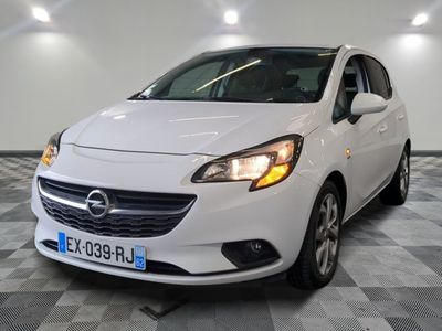 l'avant d'une Opel blanche garée sur un sol à damier