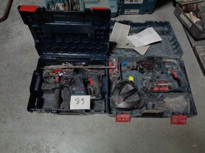 une caisse à outils avec des outils à l'intérieur sur le sol