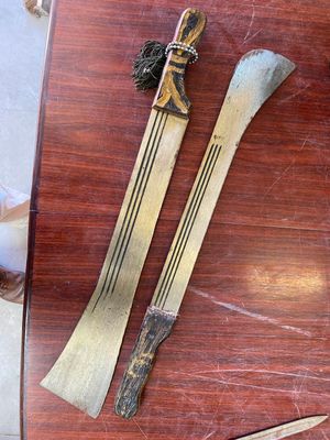 une table en bois sur laquelle sont posés une paire de skis et une paire de ciseaux