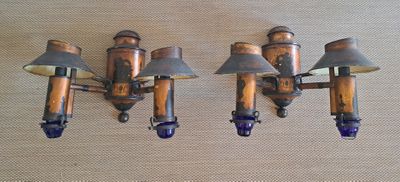 trois lampes accrochées au mur les unes à côté des autres