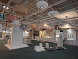 Il y a de nombreuses lampes suspendues au plafond dans cette pièce.