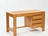 un bureau en bois surmonté de deux tiroirs