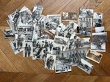 une pile de vieilles photos en noir et blanc posée par terre