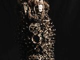 une photo d'une sculpture en bois et en métal